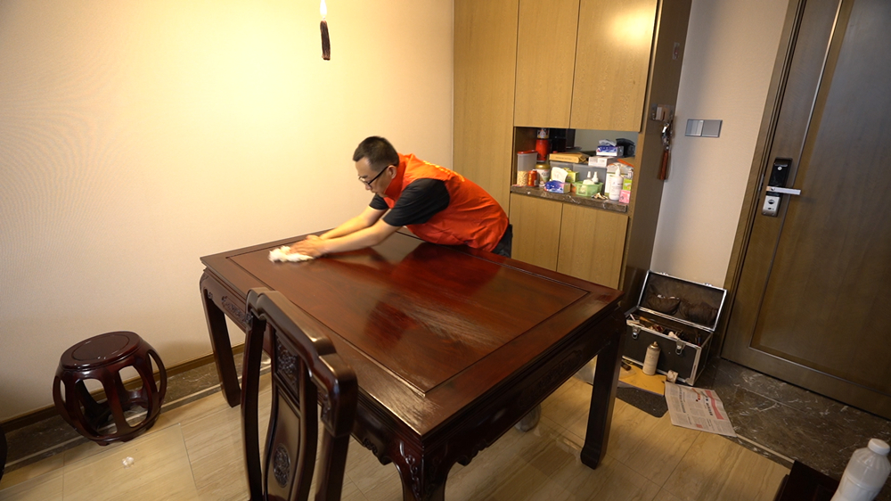山東高校老師談?wù)榻臣t木:家具質(zhì)優(yōu)價(jià)廉 服務(wù)貼心又省心