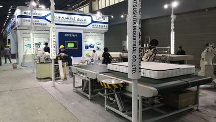 廣州家具設備展-斯奎爾床墊機械設備調試中
